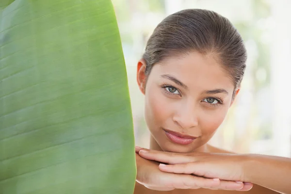 Hermosa morena sonriendo a la cámara — Foto de Stock