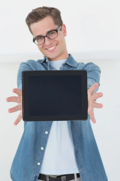 Nerdiger Geschäftsmann zeigt Tablet-PC — Stockfoto