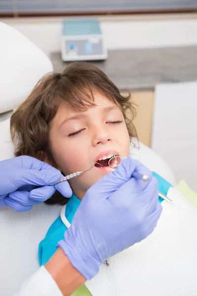Kinderzahnärztin untersucht kleine Jungenzähne beim Zahnarzt — Stockfoto