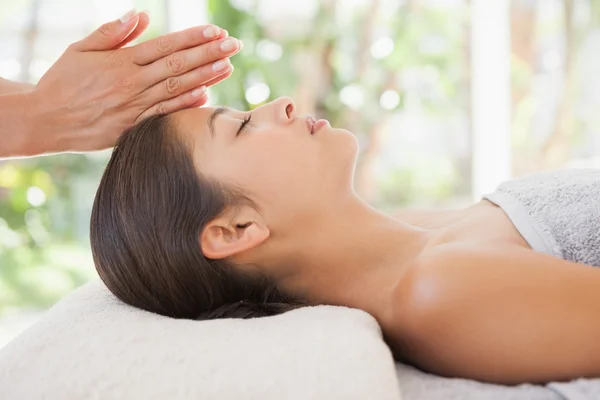 Linda morena desfrutando de massagem na cabeça — Fotografia de Stock