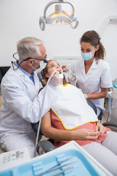 Dentista examinando los dientes pacientes — Foto de Stock