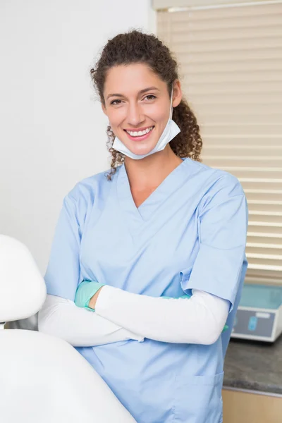 Dentista in camice blu sorridente alla macchina fotografica — Foto Stock