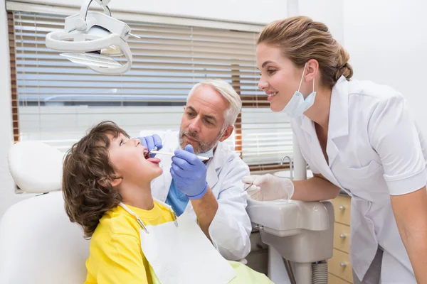 Kinderzahnarzt untersucht Zähne von Jungen — Stockfoto