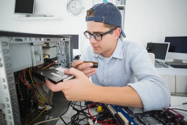 Lachende computer ingenieur werken — Stockfoto