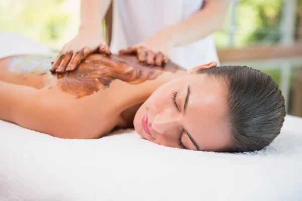 Mujer atractiva recibiendo mascarilla de chocolate en el centro de spa —  Fotos de Stock