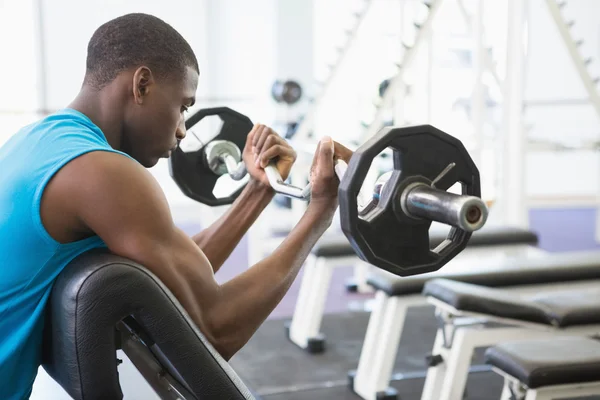 Homem muscular levantando barbell no ginásio — Fotografia de Stock