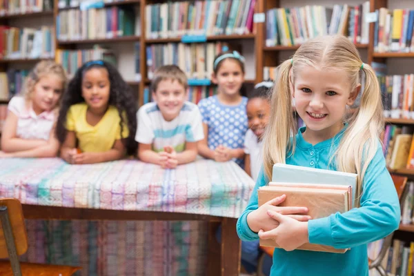 Leerlingen kijken naar camera in bibliotheek — Stockfoto