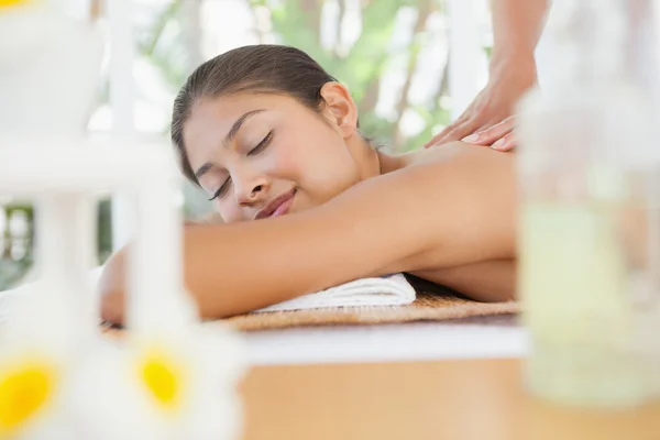 Schön brünette genießen massage — Stockfoto