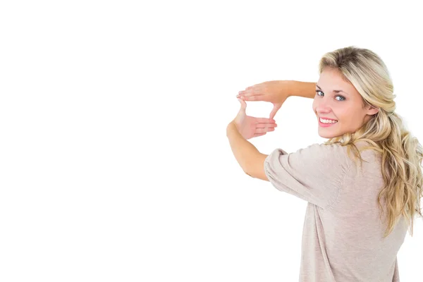 Attraktive junge Blondine umrahmt mit ihren Händen — Stockfoto