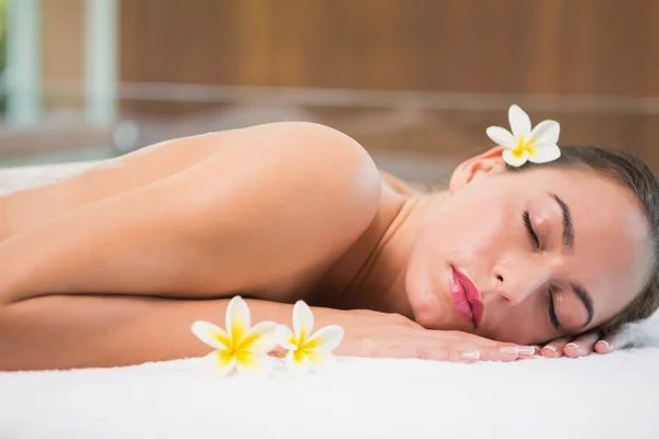 Mulher bonita deitada na mesa de massagem no centro de spa — Fotografia de Stock