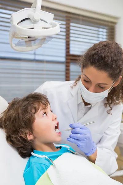 Pediatric tandläkare undersöka en liten pojkar tänder — Stockfoto