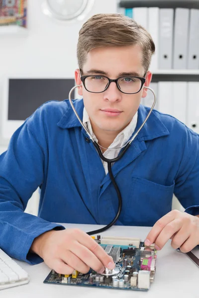 Technician listening to cpu with stethoscope — Stock Photo, Image