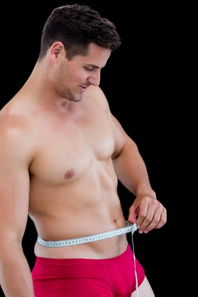 Zijaanzicht van de fit mens meten taille — Stockfoto