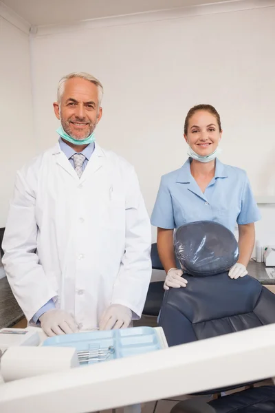 Dentista e assistente sorridente — Foto Stock