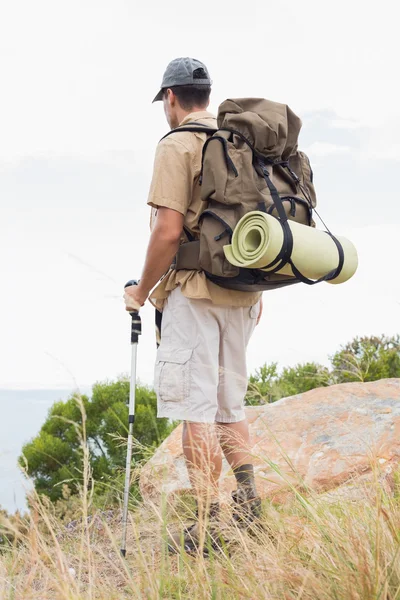 山の地形の上を歩いて男をハイキング — ストック写真