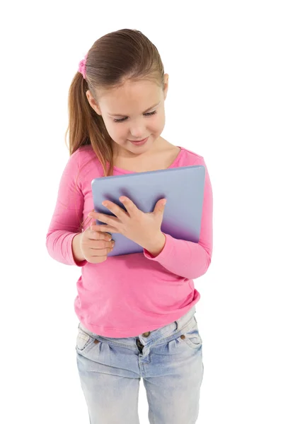 Tablet kullanan küçük kız — Stok fotoğraf