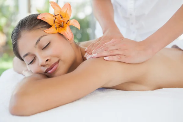 Beautiful brunette enjoying back massage — Stock Photo, Image