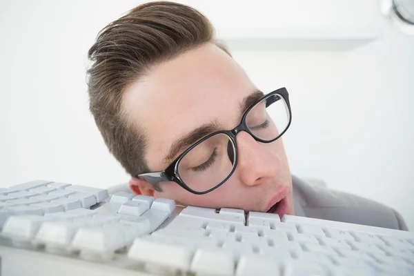 Nerd hombre de negocios durmiendo en el teclado — Foto de Stock