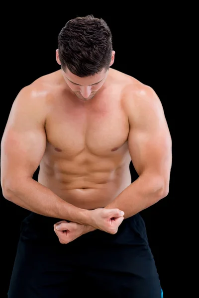 Hemdloser muskulöser Mann posiert — Stockfoto