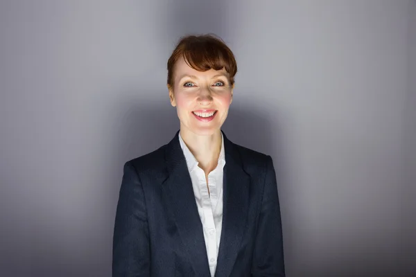Mujer de negocios en traje sonriendo a la cámara —  Fotos de Stock