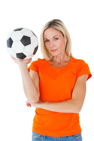 Voetbalfan houden bal in oranje tshirt — Stockfoto