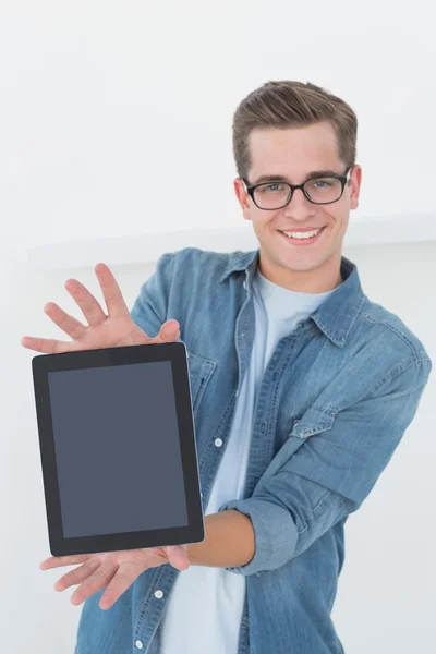 Nerdiger Geschäftsmann zeigt Tablet-PC — Stockfoto