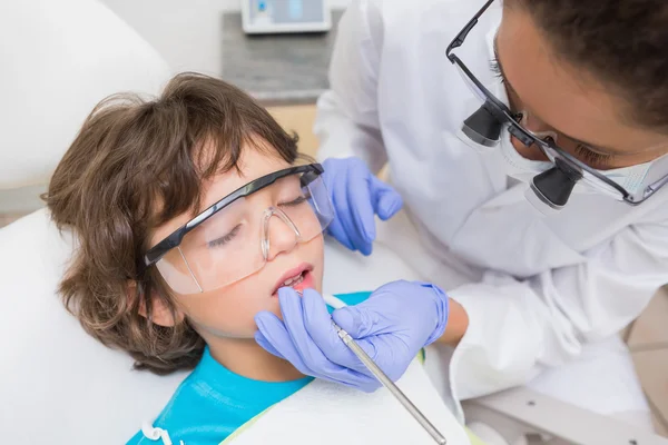 Pediatrische tandarts onderzoeken een weinig jongens tanden in de tandartsen — Stockfoto
