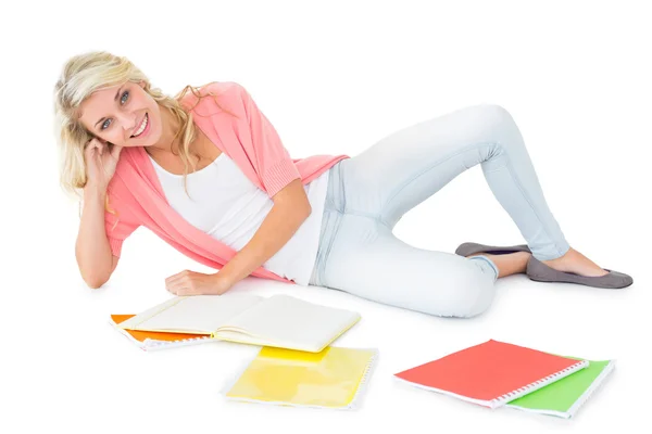 Pretty young blonde lying and studying — Stock Photo, Image