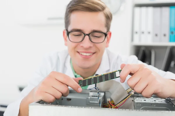 Tecnico sorridente che lavora su cpu rotto — Foto Stock