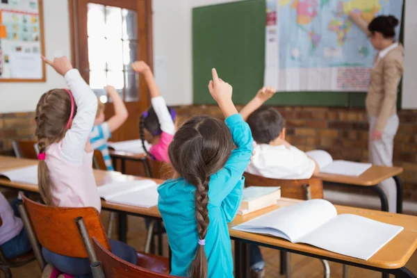 Leerlingen luisteren naar hun leraar op kaart — Stockfoto