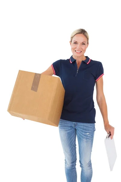 Feliz entrega mulher segurando caixa de papelão e área de transferência — Fotografia de Stock