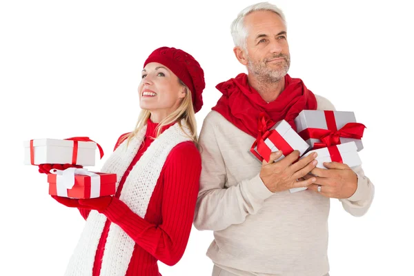 Sonriente pareja en invierno moda celebración regalos — Foto de Stock