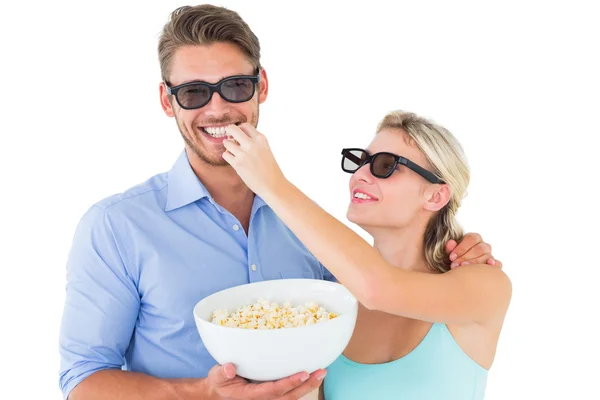 Feliz jovem casal vestindo 3d óculos comer pipoca — Fotografia de Stock