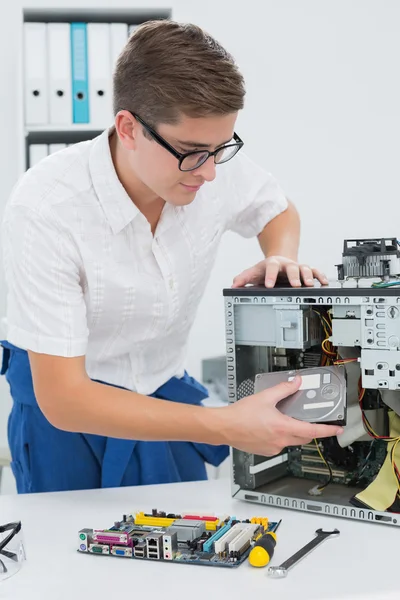 Jovem técnico trabalhando em computador quebrado — Fotografia de Stock