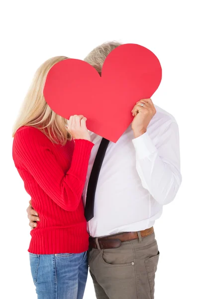 Knappe man krijgt een hart kaart formulier vrouw — Stockfoto