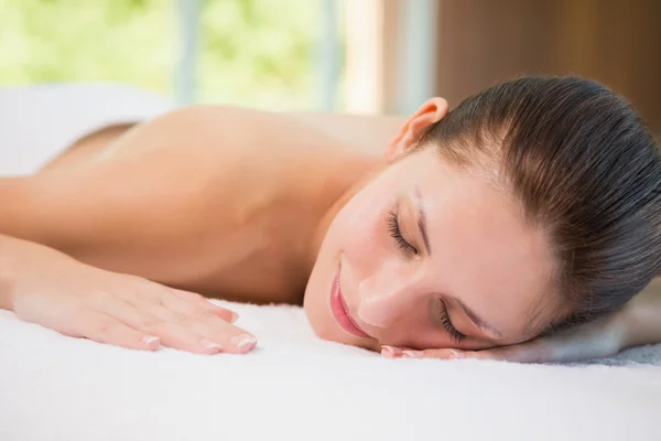 Mulher bonita deitada na mesa de massagem no centro de spa — Fotografia de Stock