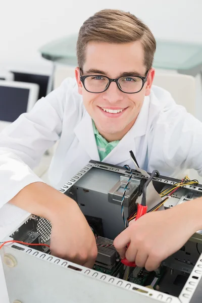 Técnico trabalhando em cpu quebrado — Fotografia de Stock