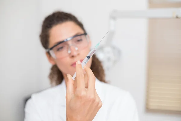 Diş asistanı bir enjeksiyon hazırlanıyor — Stok fotoğraf