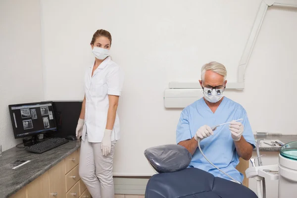 Zubař a asistent namířenými na sebe — Stock fotografie