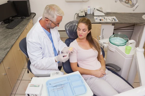 Стоматолог разговаривает с пациентом в кресле — стоковое фото