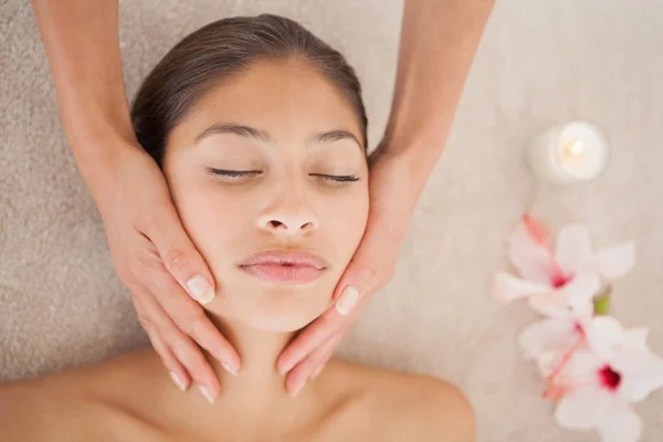 Linda morena desfrutando de massagem na cabeça — Fotografia de Stock