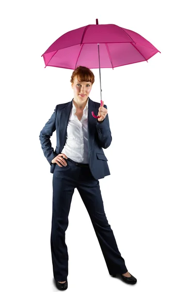 Χαμογελώντας επιχειρηματίας κρατώντας ομπρέλα ροζ — Φωτογραφία Αρχείου