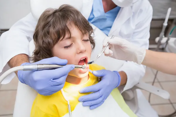 Dentista esaminando denti ragazzi — Foto Stock