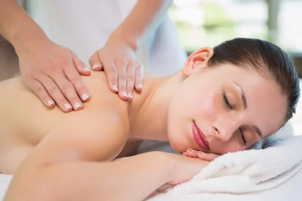 Atraktivní žena přijímající ramenní masáž v lázeňském centru — Stock fotografie