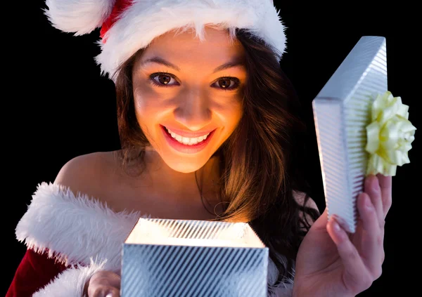 Mooie brunette in santa outfit opening cadeau — Stockfoto