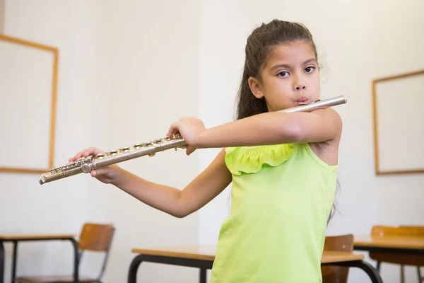 Žák hraje flétna v učebně — Stock fotografie