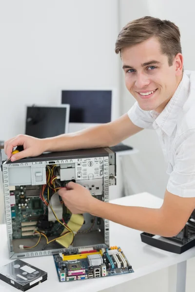 Genç teknisyen kırık bilgisayar üzerinde çalışan — Stok fotoğraf