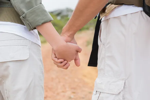 Primer plano de la pareja de senderismo cogidos de la mano —  Fotos de Stock