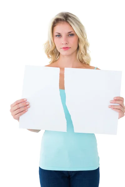 Smutný blondýnka drží nefunkční kartu — Stock fotografie
