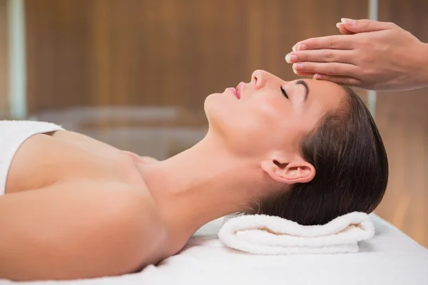 Attractive woman receiving treatment at spa center — Stock Photo, Image